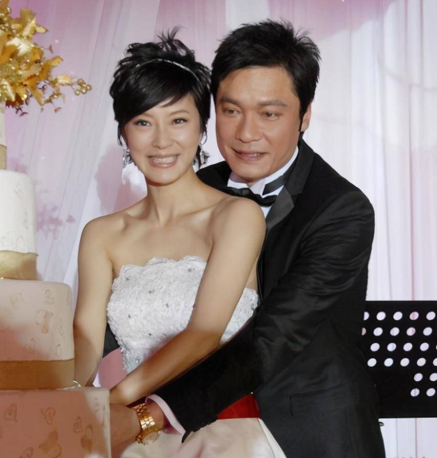 58岁罗嘉良全家照老婆是女演员苏岩女儿长发飘飘大眼睛迷人