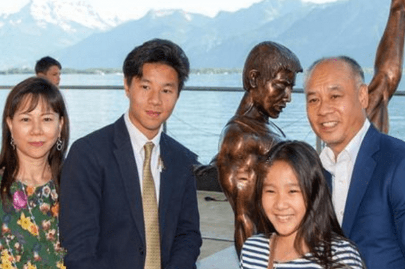 "体操王子"李宁带孩子亮相,儿子帅气出众,女儿清纯可爱