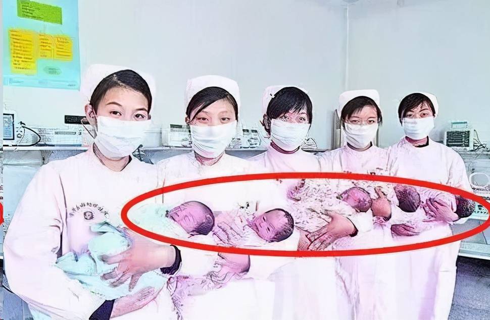 湖南孕妇生下五胞胎,80名亲戚到场陪产,看到孩子后无人说话