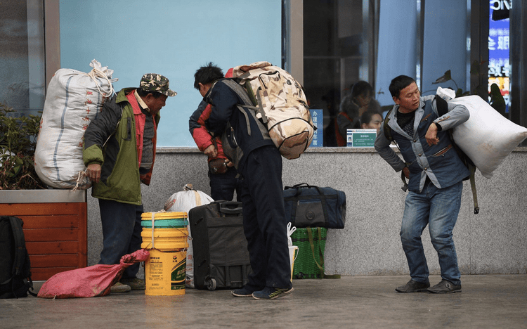 背着铺盖卷走人的图片图片