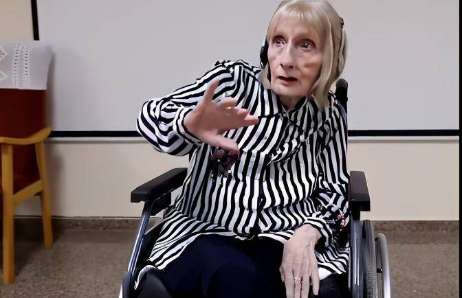 热爱可抵岁月漫长——老年痴呆奶奶轮椅上舞天鹅湖,优雅依旧