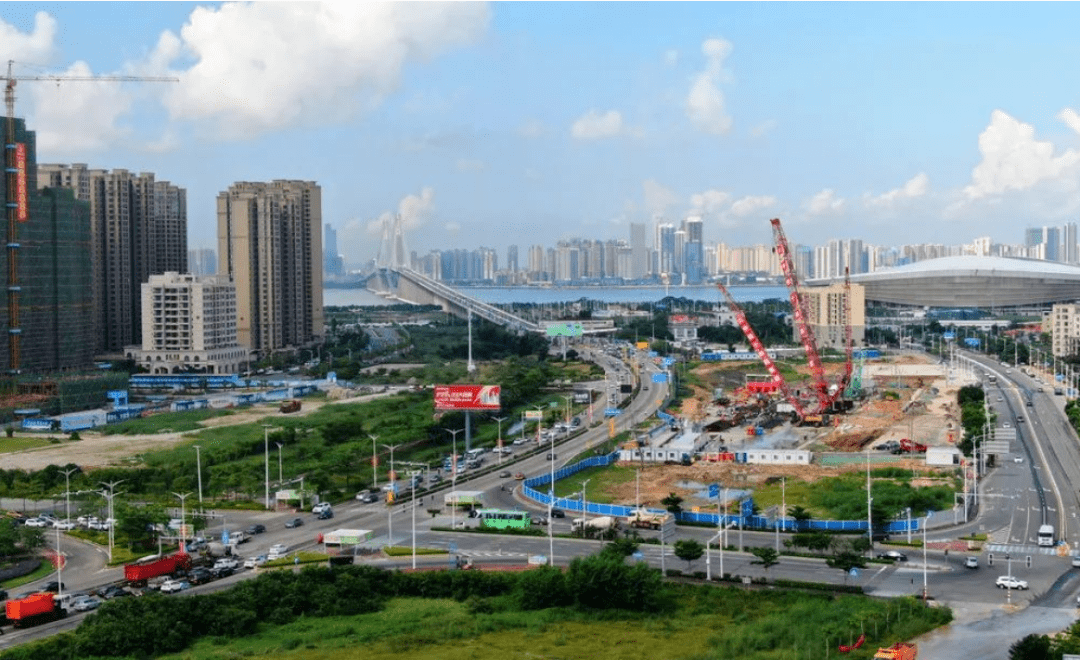 近日廣湛高鐵湛江灣海底隧道始發段最後一幅地連牆鋼筋籠順利吊裝入槽