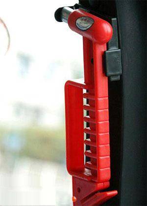 而且虽然公交车上有,但是自己的小汽车里却并没有这种破窗神器,难免留