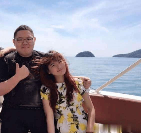 原创pdd有多宠自己的干儿子,让爬上踩劳斯莱斯车顶,出生就在终点