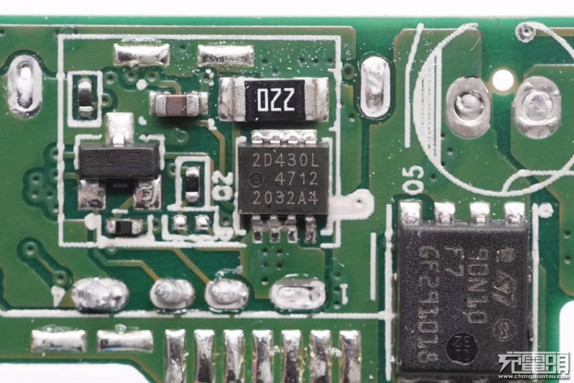 协议芯片同样来自立锜科技,丝印fe=7h,内置同步整流控制器,集成度高.