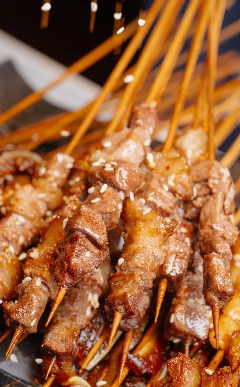 高品质的雪花牛肉,炭火燃烧的香与孜然辣椒的配比调味,牛肉粒柔软的