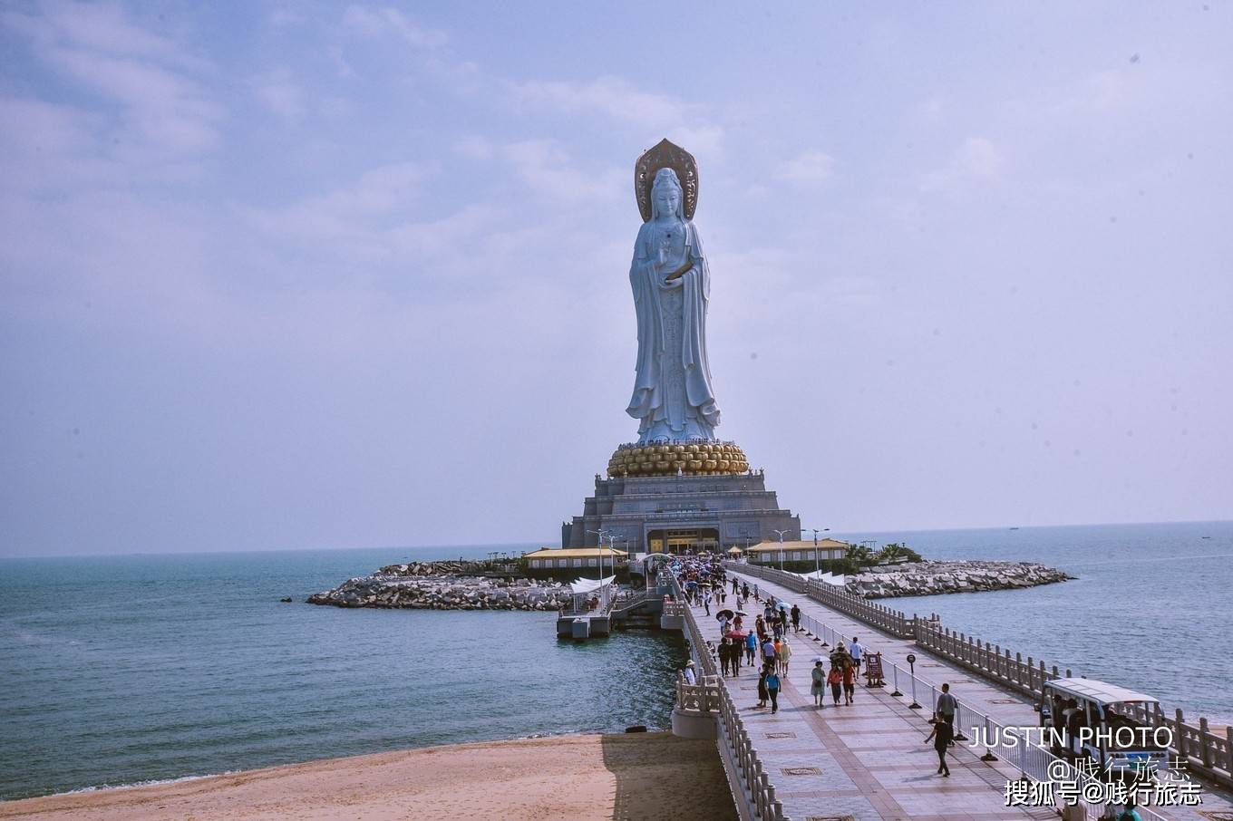 南山最主要的景点有不二法门,南山寺,海上观音,观音文化苑,天竺圣迹