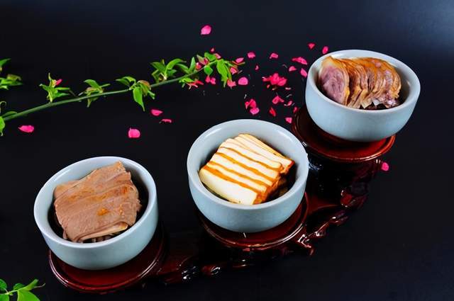 中国最著名的官府菜之一谭家菜,是南北饮食特色巧妙结合