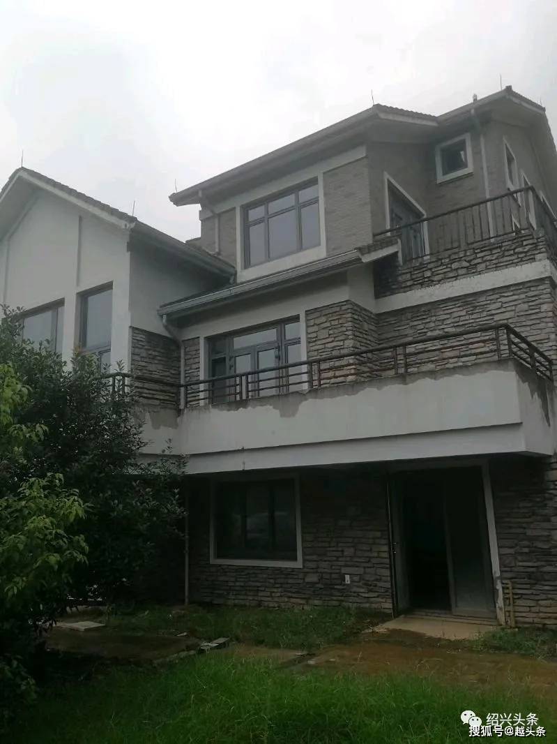 据悉这是一处位于稽山一品小区的别墅花园,1-3层建筑面积566方