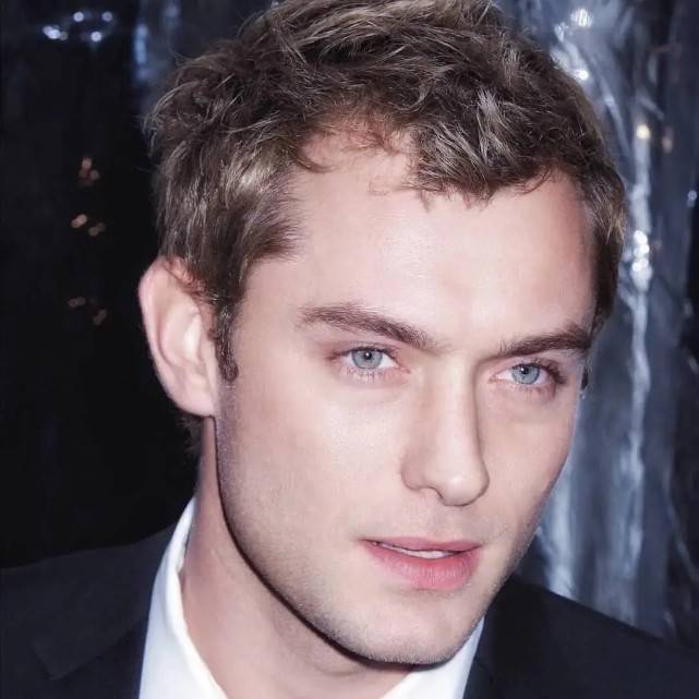 裘德洛年轻时颜值不输阿汤哥然而儿子女儿长相太一般强捧不红