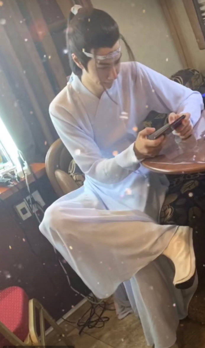 王一博嗦粉也不忘跷二郎腿跷二郎腿最帅的还得是任嘉伦