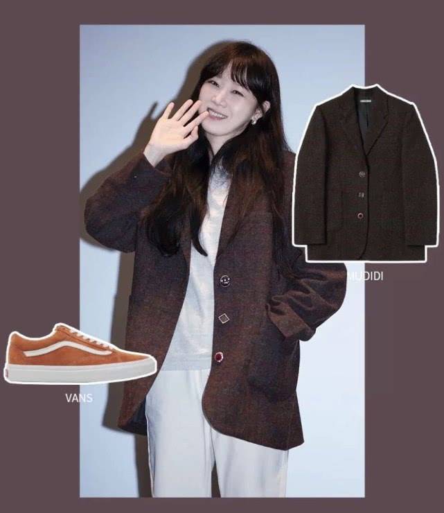 mudidi大衣非常沉稳大气,所以孔孝真内搭了一套运动休闲装显得非常