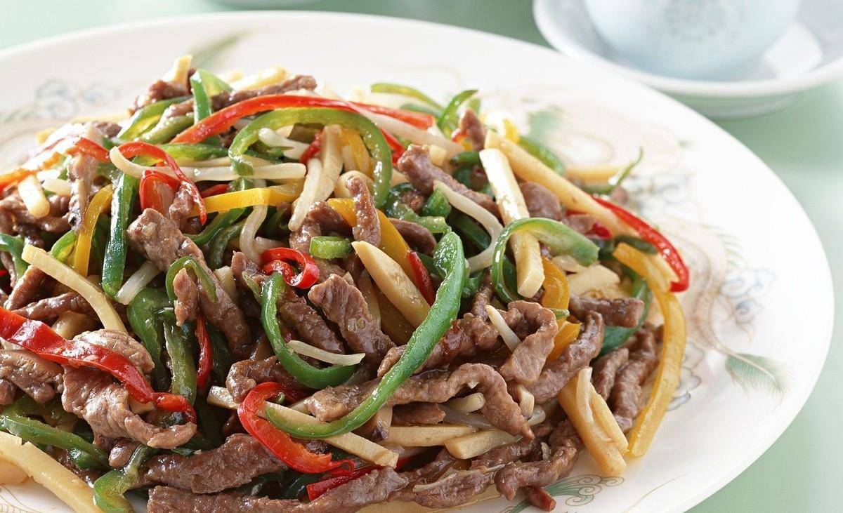 一些因为种种原因需要自己做饭的男人来说,一定对炒菜时兑水并不陌生