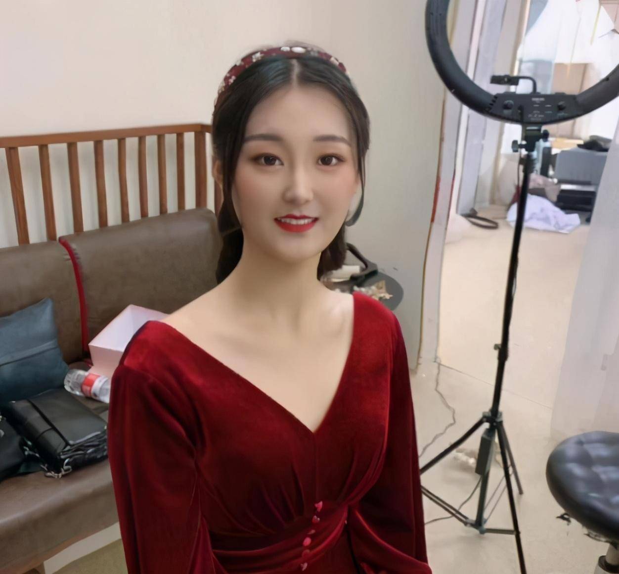 成为朱之文的儿媳,直播带货单场破千万,21岁的陈亚男太不简单