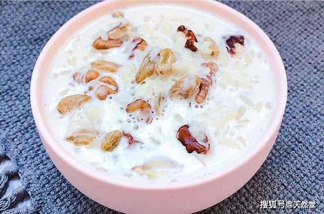 牛奶核桃燕窝粥材料:牛奶,核桃仁,大米,燕窝,冰糖,纯净水.