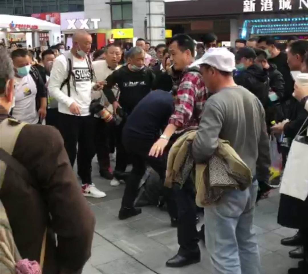 重庆三名妙龄女子当街打架,两个合伙打一个,下手比男人都狠