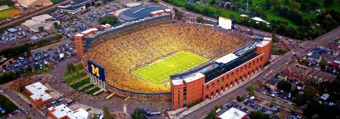 南校区主要是体育项目的所在地,其中包括密歇根体育场,克里斯勒中心和