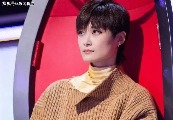 李宇春中国好声音节目造型穿长款毛衣特有韵味