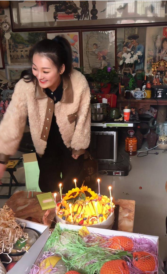 陈亚男为婆婆庆生,穿搭非常讲究显贵气,大衣嫂与儿媳同框超幸福