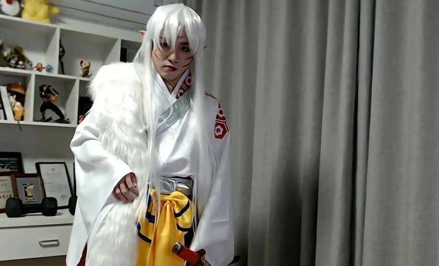 原创lemte首次cos水晶哥主人出事故把自己帅晕要转型模特放弃主播