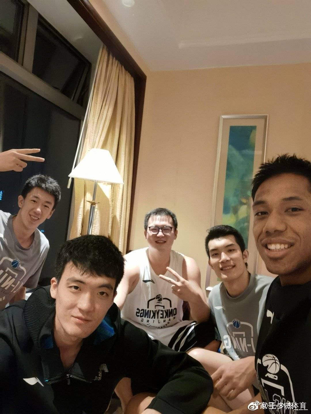 原创北大五虎将!王少杰晒与万圣伟祝铭震酒店聚会,唯独缺了六师弟张宁