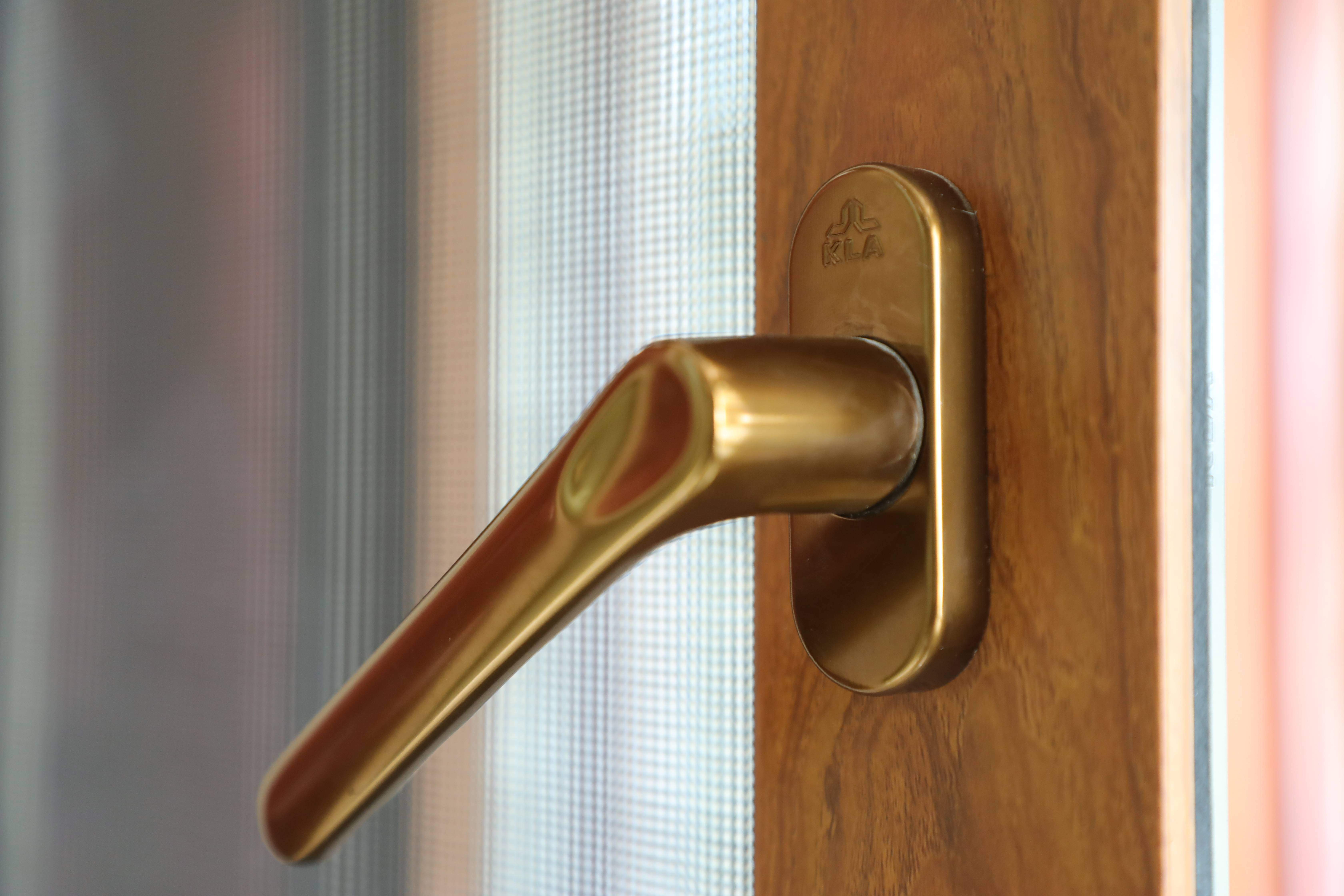 冬天想要一个暖暖的家,实美系统门窗温馨提示:门窗记得要"体检"或更换