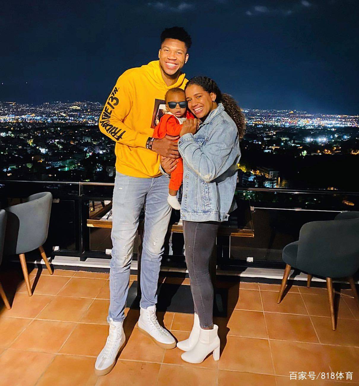 字母哥的女友玛利亚也晒出了自己的照片.