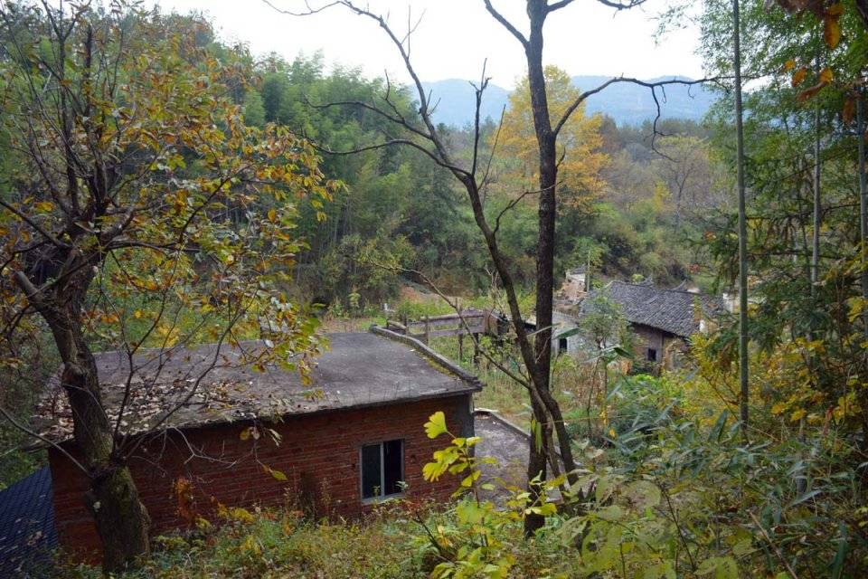 山村老屋建成100多年,楼房"躲"在老屋后面,村民称好地方_房子