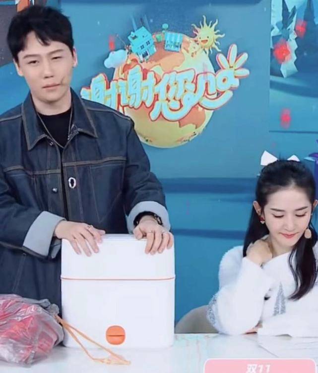 谢娜工作现场干呕,刘维拍胳膊安慰她,被猜测是怀孕引起的不适?