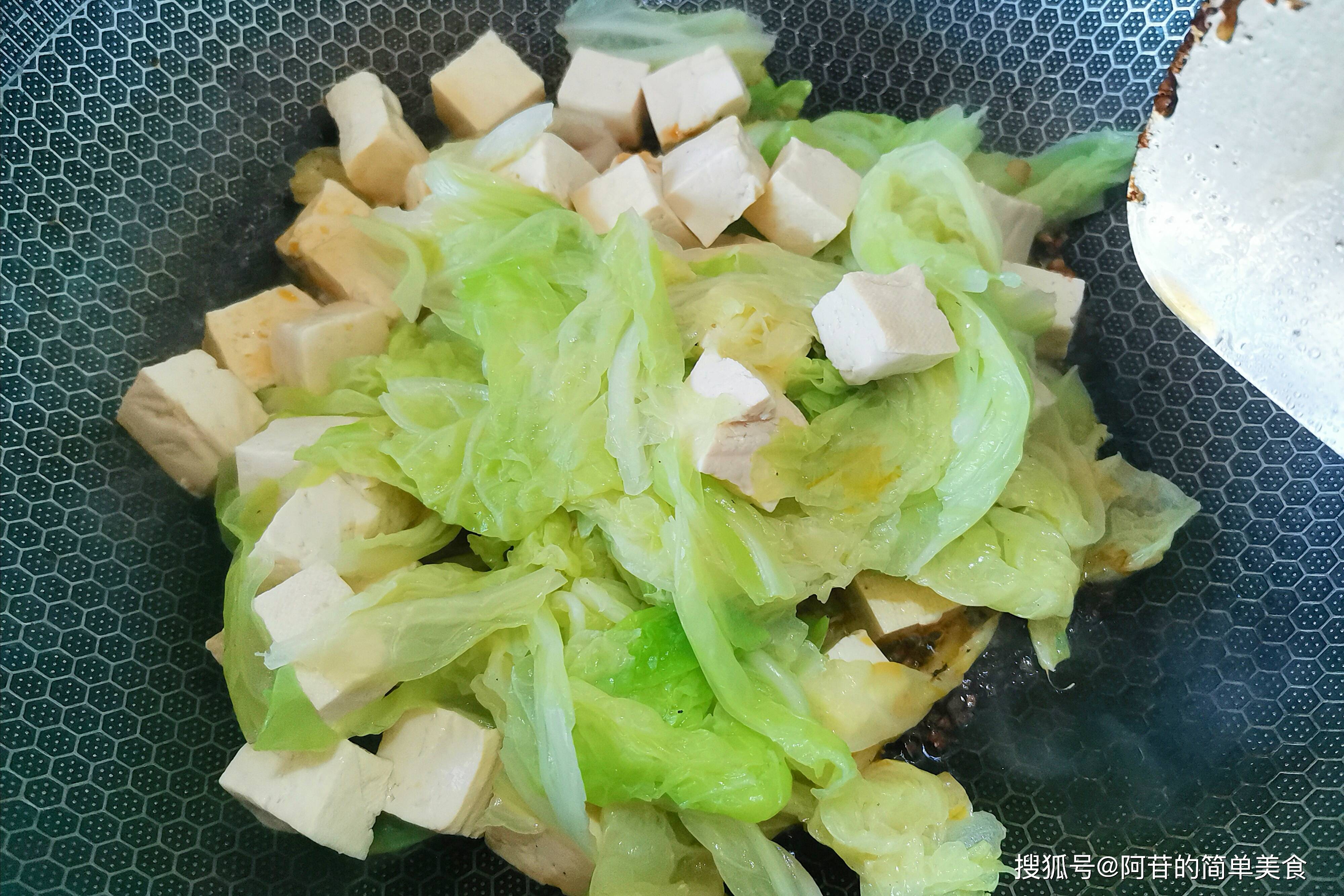 百吃不厭的大白菜炒豆腐鹹香味濃微辣有滋味很好吃呀