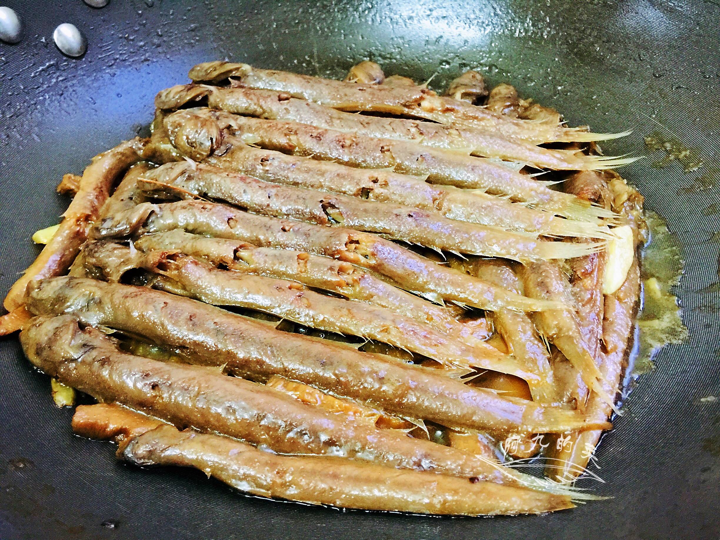 【出品】这样一道风味浓郁,喷香又下饭的"赤领鱼焖菜脯"就做好了,入冬