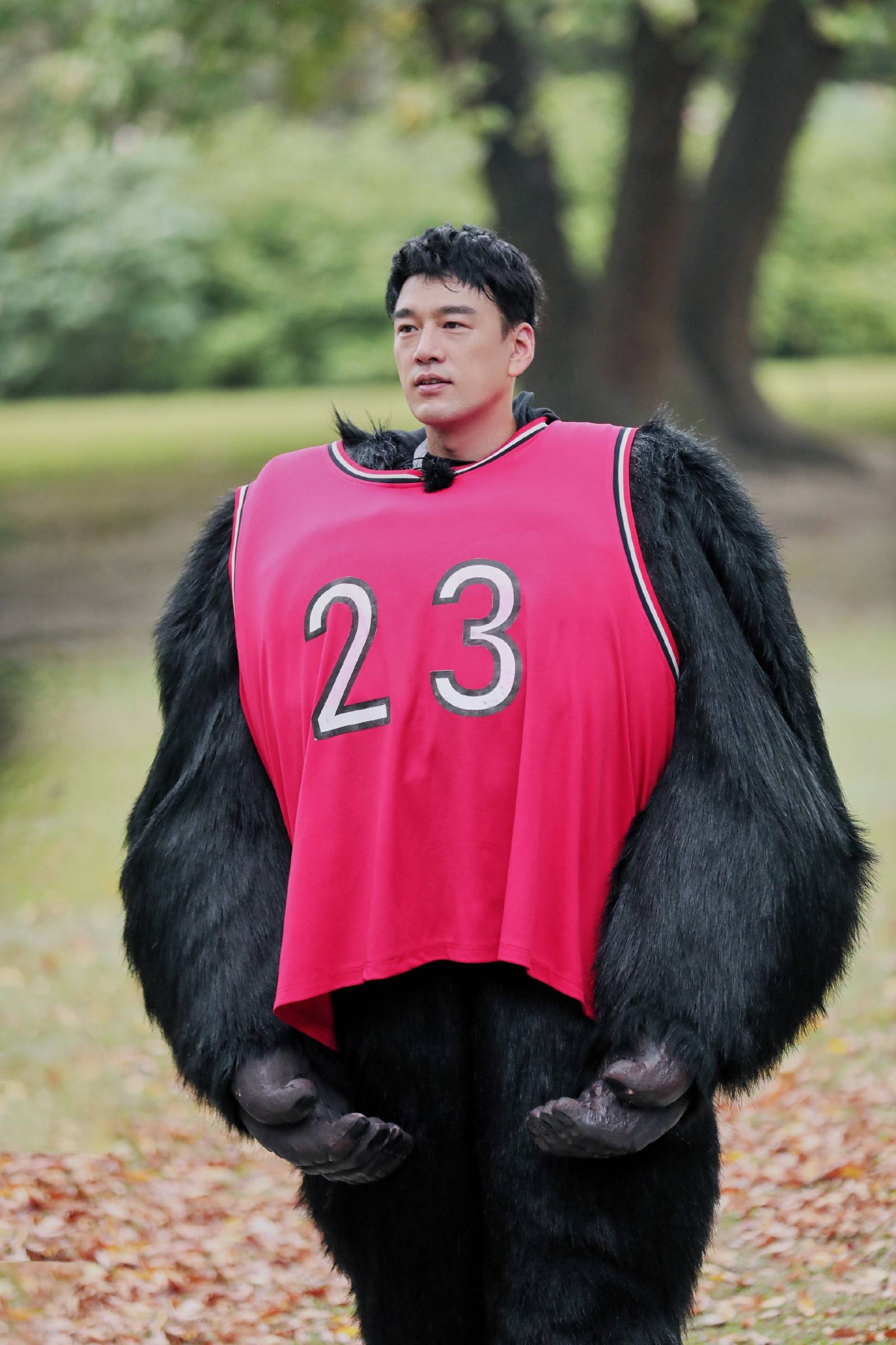 王耀庆综艺助力动物园复游发布会机智带货鸡毛掸子