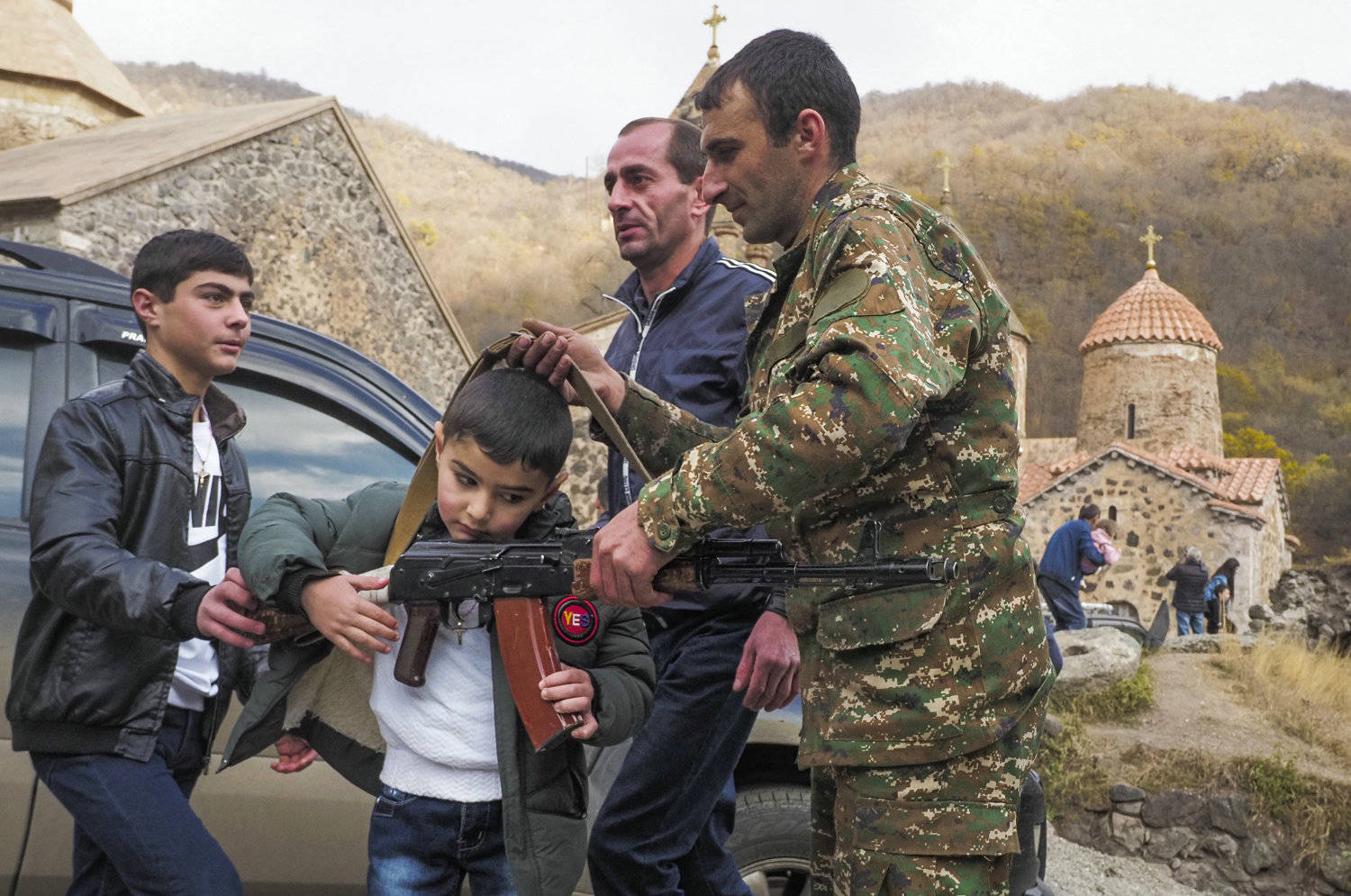 亚美尼亚平民遭大罪,割耳朵剁手惨不忍睹,阿塞拜疆:人走地留!