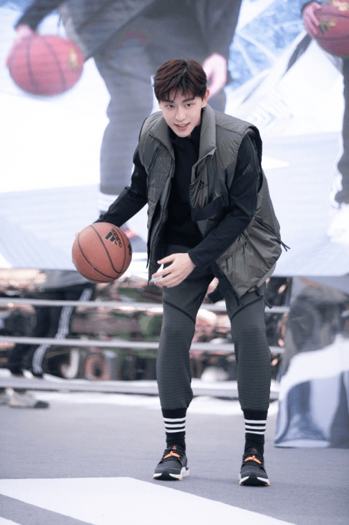 阿迪达斯携手品牌代言人邓伦解密冬季运动时尚