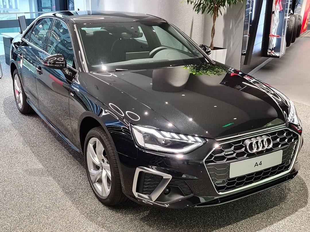 新款奥迪a4三厢版实车 黑色的很漂亮