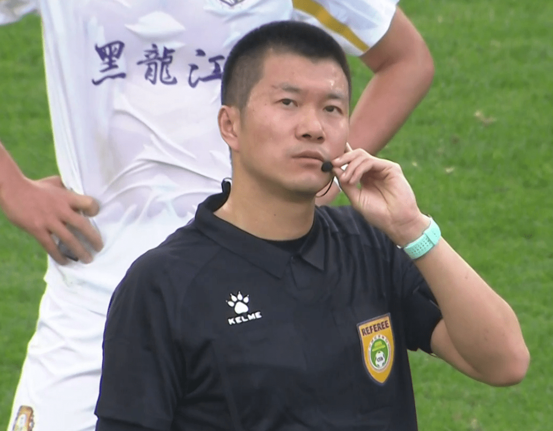 甲保级附加赛首回合,新疆雪豹纳欢对阵黑龙江fc,此役,马宁作为var裁判