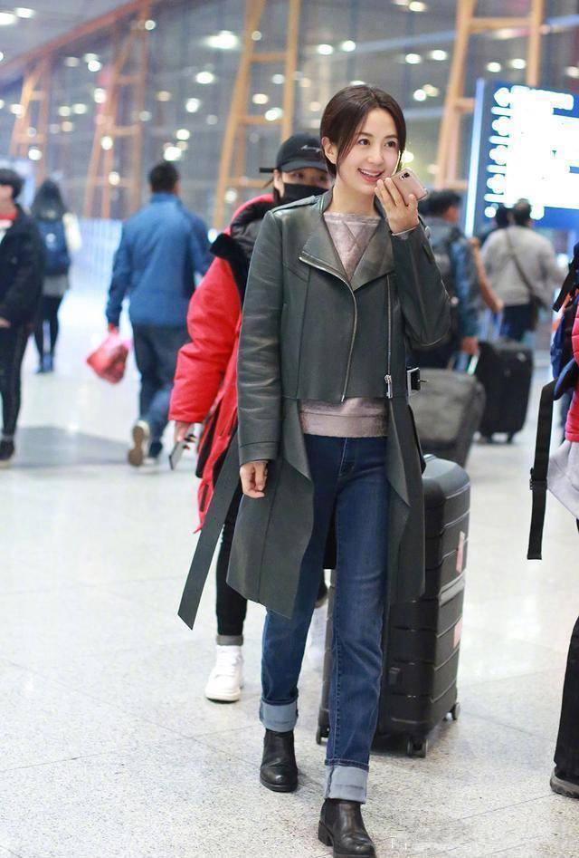 45岁杨童舒太敢穿,橘红"浴袍"配高马尾,搭配丝巾气质非凡