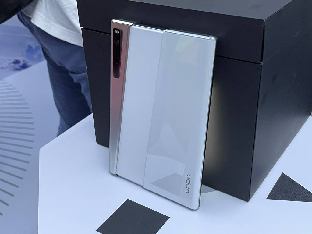 oppo终于找到了那个x可伸缩卷轴屏概念手机亮相