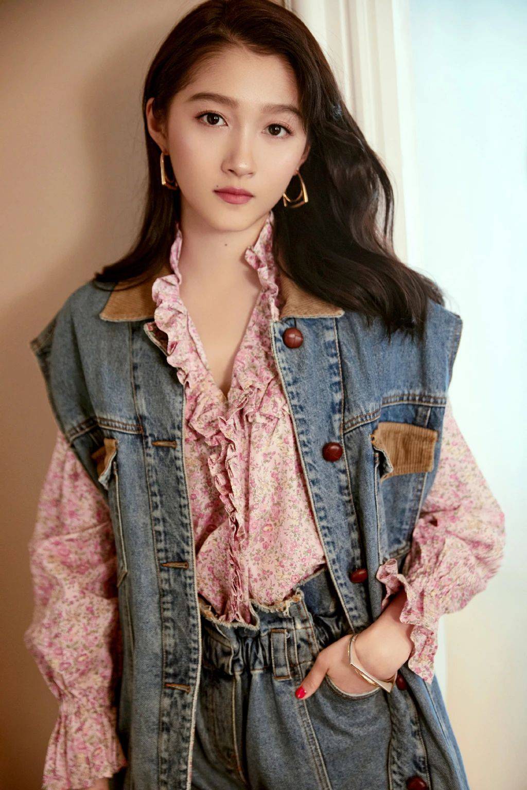 关晓彤壁纸左看右看上看下看你都是我喜欢的样子呢