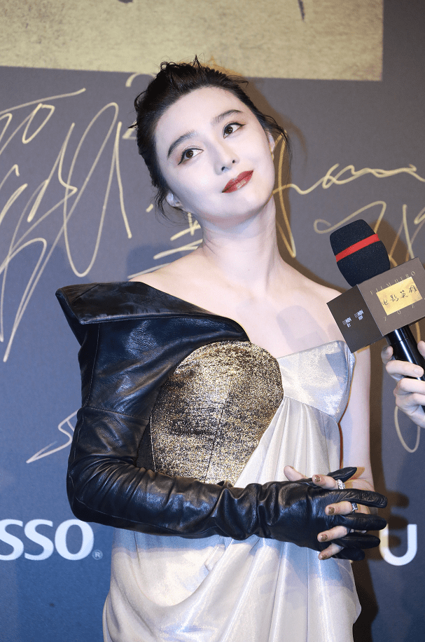 范冰冰穿露肩礼服女王范十足 白皙肌肤配红唇超美