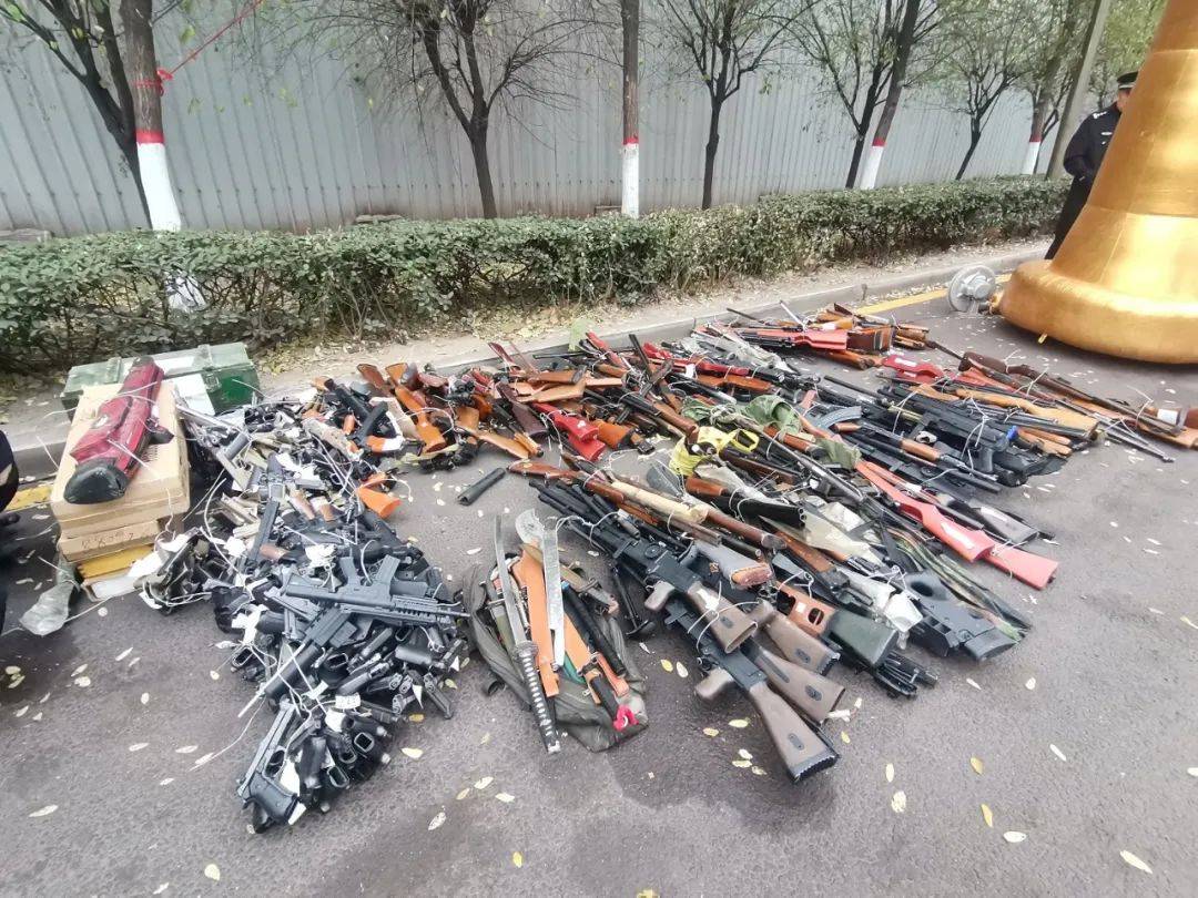 太原警方举行集中统一销毁非法枪爆物品活动!