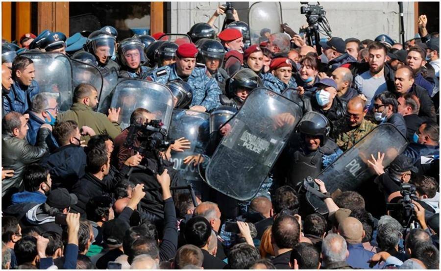 割地还要赔款!亚美尼亚战败,民众强烈要求撕毁协议打到底