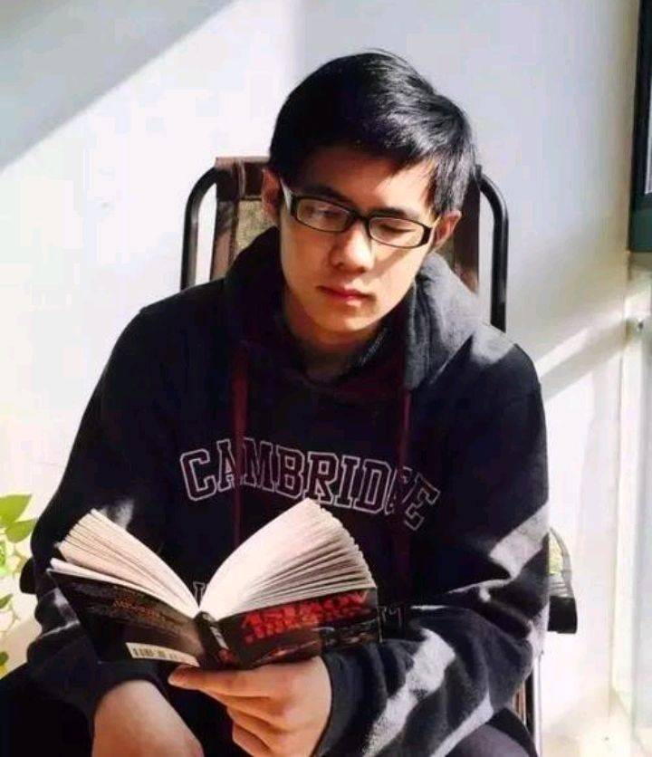 据了解,陈逸贤对英语的兴趣,最早是受父母的启蒙.