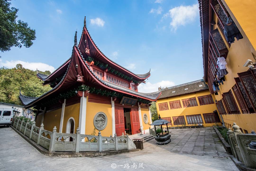杭州灵隐寺附近有座千年法净寺,明明不收费,人气却很低
