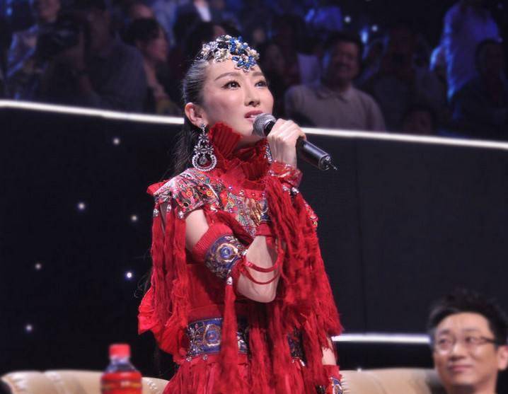 其实周鹏也是有代表作的,如果你听过《咚吧啦》,《自己美》的话,你