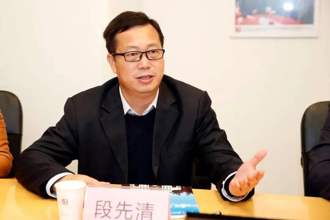 深圳市龙华区教育局一行莅临慕华成志交流考察