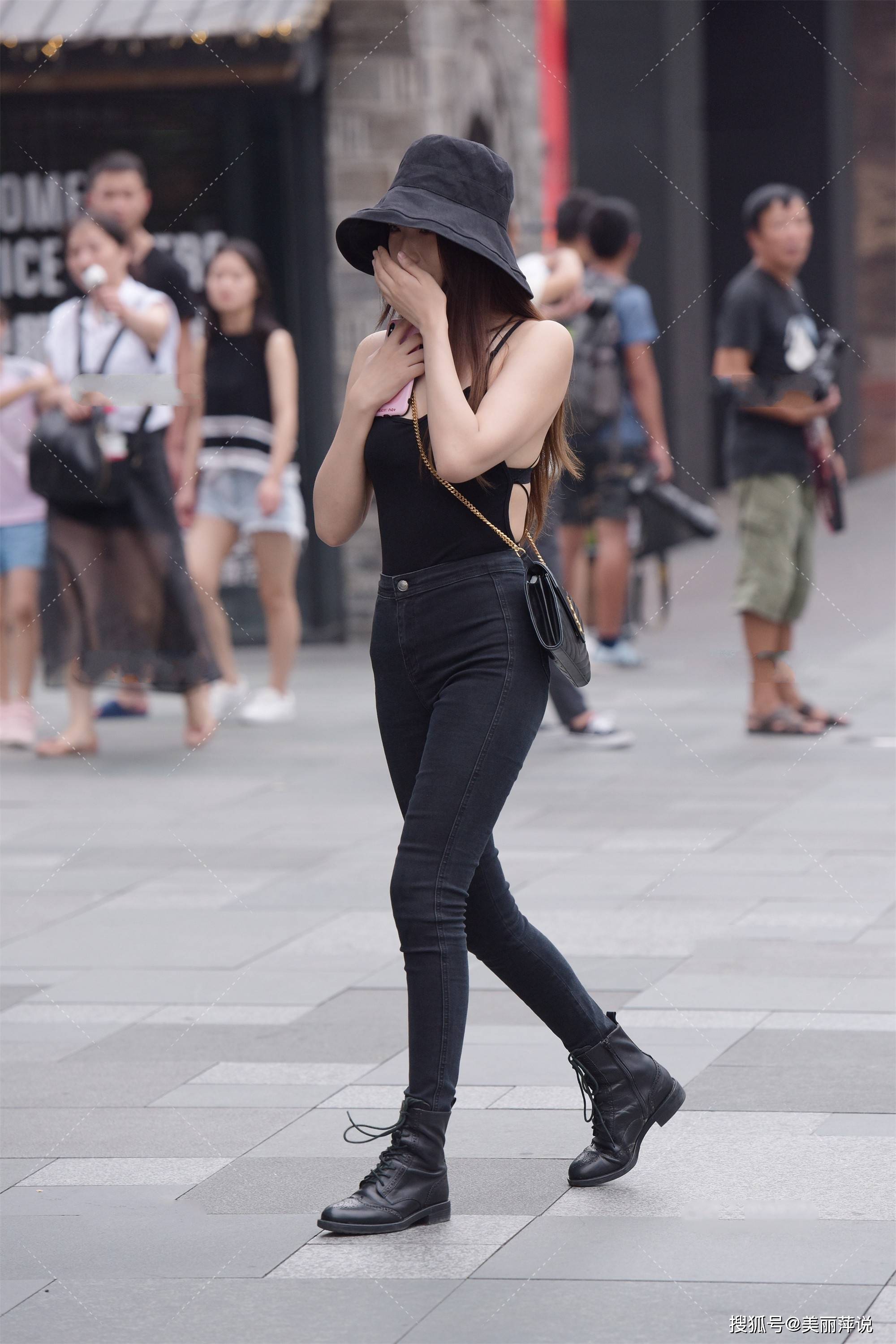 美女街拍:背心穿着很凉快,搭配黑色裤子,显休闲风