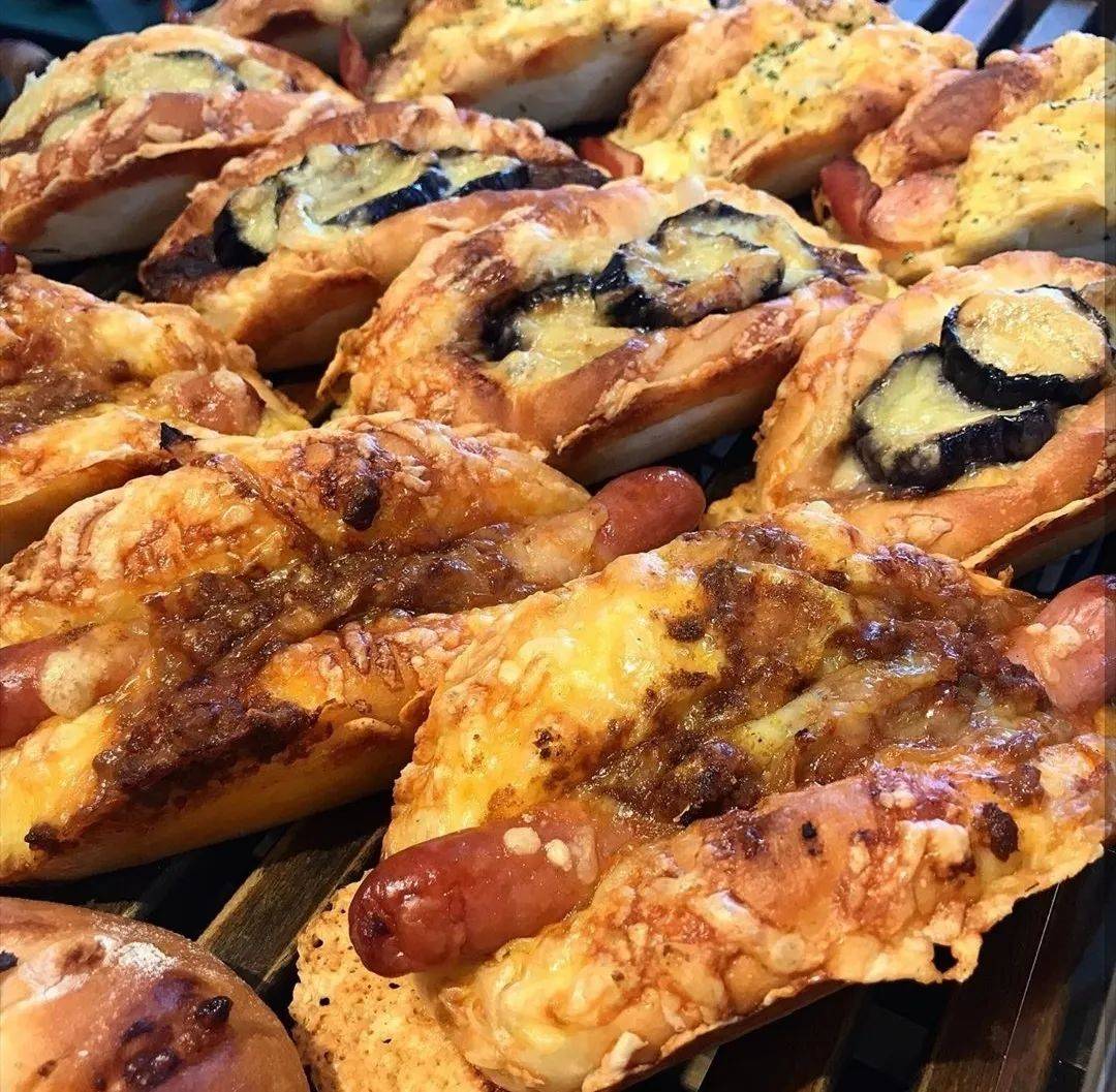 店内除了传统日式调理以外还有欧包再制与可颂再制的三明治调理面包