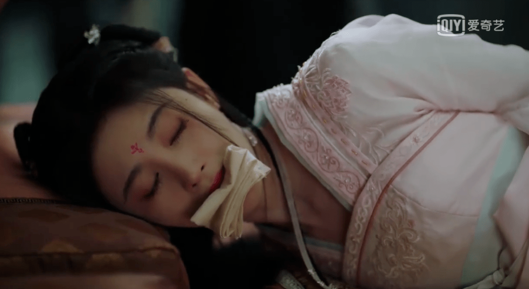 鞠婧祎被绑架像咬棉花棉被吐槽!穿丧服化浓妆不尊重观众_手机搜狐网