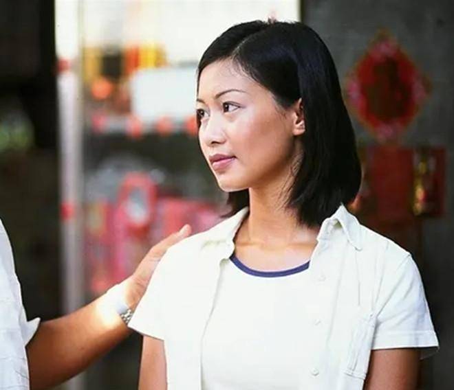 47岁赵学而北海道滑雪,老公摔断手,她却一脸坏笑,表情太俏皮